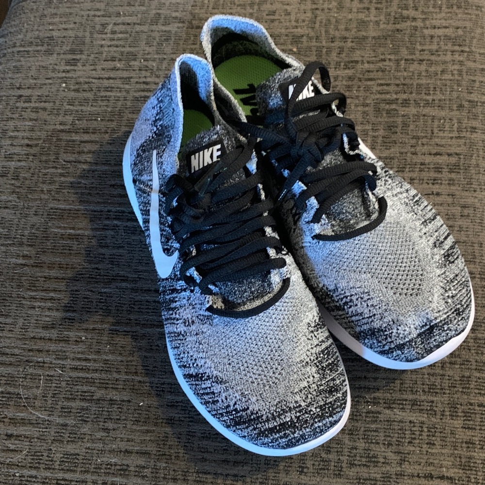 Nike Women’s Free Run FlyKnit Oreo Black White Gray - NEW no tags